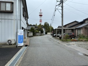 富山市中市、新築一戸建ての前面道路を含む現地写真画像です