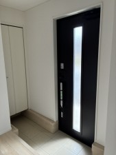 富山市中市、新築一戸建ての玄関画像です