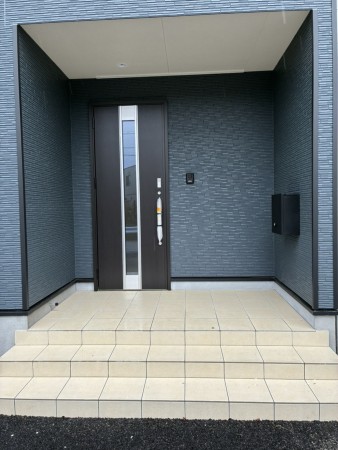 富山市中市、新築一戸建ての玄関画像です