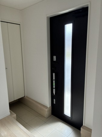 富山市中市、新築一戸建ての玄関画像です