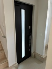 高岡市清水町、新築一戸建ての玄関画像です