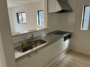 高岡市清水町、新築一戸建てのキッチン画像です