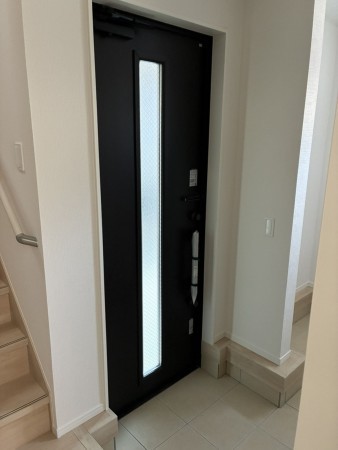 高岡市清水町、新築一戸建ての玄関画像です