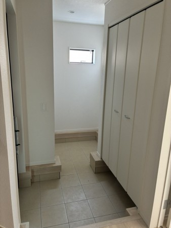 高岡市清水町、新築一戸建ての玄関画像です