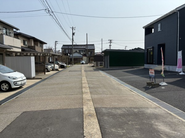 高岡市清水町、新築一戸建ての前面道路を含む現地写真画像です