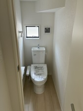 高岡市中川園町、新築一戸建てのトイレ画像です