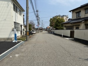 高岡市中川園町、新築一戸建ての前面道路を含む現地写真画像です