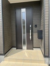 高岡市中川園町、新築一戸建ての玄関画像です