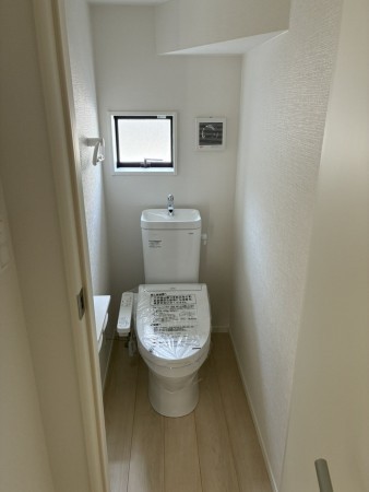 高岡市中川園町、新築一戸建てのトイレ画像です