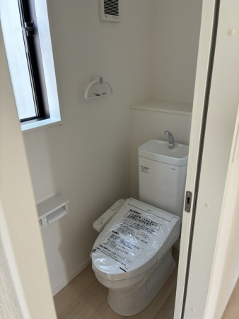 高岡市中川園町、新築一戸建てのトイレ画像です