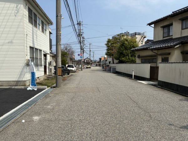 高岡市中川園町、新築一戸建ての前面道路を含む現地写真画像です