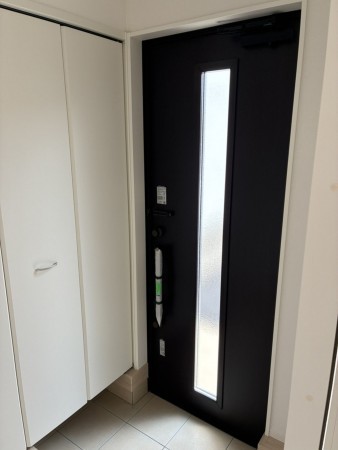 高岡市中川園町、新築一戸建ての玄関画像です