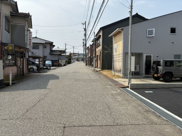 高岡市中川園町、新築一戸建ての前面道路を含む現地写真画像です