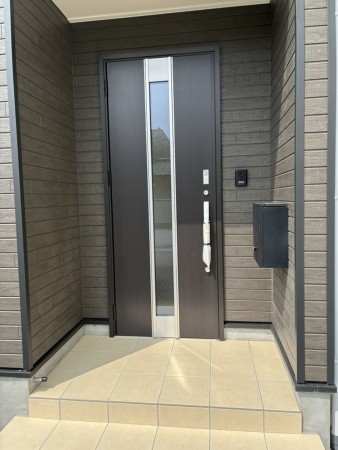 高岡市中川園町、新築一戸建ての玄関画像です