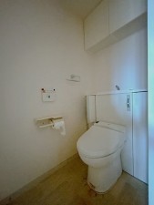 富山市新根塚町、マンションのトイレ画像です