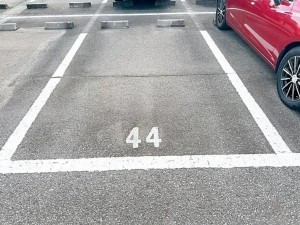 富山市新根塚町、マンションの駐車場画像です