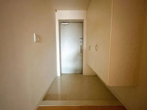 富山市新根塚町、マンションの玄関画像です