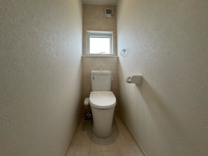 富山市上二杉、新築一戸建てのトイレ画像です