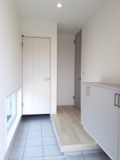 富山市上二杉、新築一戸建ての玄関画像です