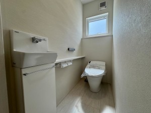 富山市上二杉、新築一戸建てのトイレ画像です