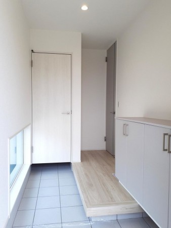 富山市上二杉、新築一戸建ての玄関画像です