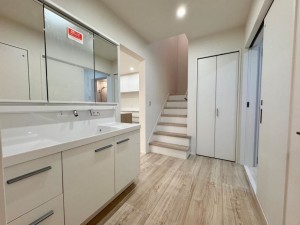 富山市下大久保、新築一戸建ての洗面画像です