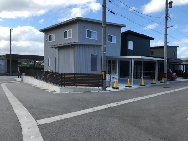 富山市下大久保、新築一戸建ての前面道路を含む現地写真画像です