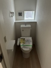 中新川郡立山町前沢新町、新築一戸建てのトイレ画像です