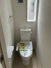 中新川郡立山町前沢新町、新築一戸建てのトイレ画像です