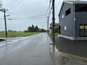 中新川郡立山町前沢新町、新築一戸建ての前面道路を含む現地写真画像です