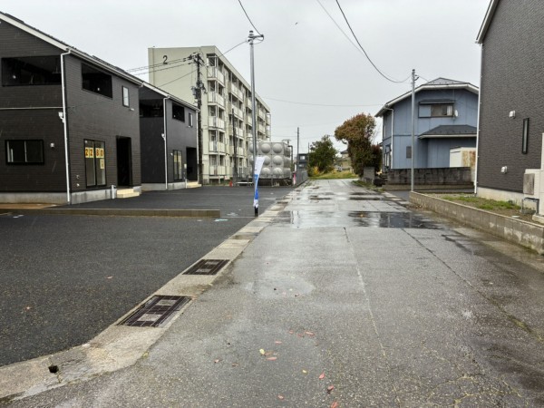 中新川郡立山町前沢新町、新築一戸建ての前面道路を含む現地写真画像です