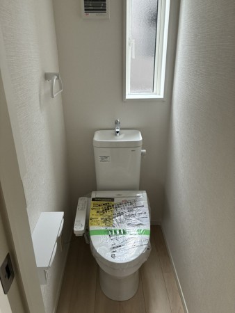 中新川郡立山町前沢新町、新築一戸建てのトイレ画像です