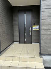 中新川郡立山町前沢新町、新築一戸建ての玄関画像です