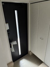 中新川郡立山町前沢新町、新築一戸建ての玄関画像です