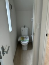 中新川郡立山町前沢新町、新築一戸建てのトイレ画像です