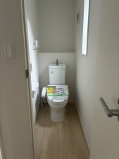 中新川郡立山町前沢新町、新築一戸建てのトイレ画像です