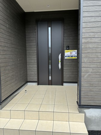 中新川郡立山町前沢新町、新築一戸建ての玄関画像です