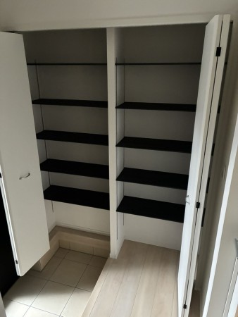 中新川郡立山町前沢新町、新築一戸建ての玄関画像です