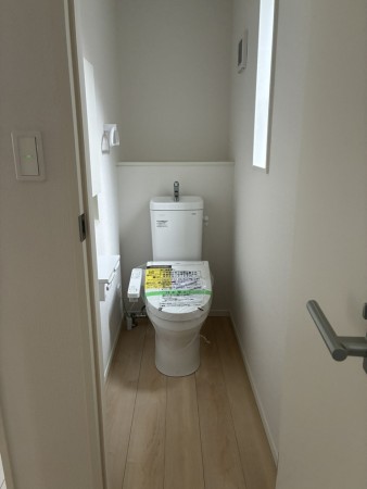 中新川郡立山町前沢新町、新築一戸建てのトイレ画像です