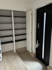 中新川郡立山町前沢新町、新築一戸建ての玄関画像です