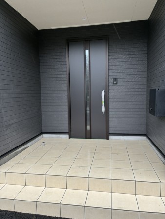 中新川郡立山町前沢新町、新築一戸建ての玄関画像です