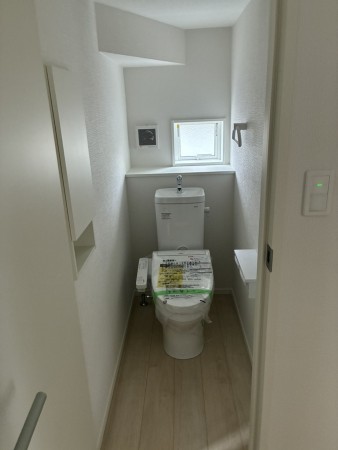 中新川郡立山町前沢新町、新築一戸建てのトイレ画像です