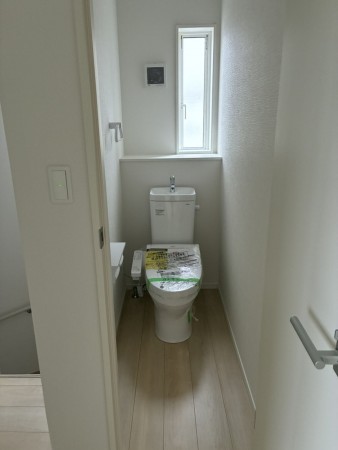 中新川郡立山町前沢新町、新築一戸建てのトイレ画像です