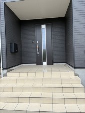富山市婦中町笹倉、新築一戸建ての玄関画像です
