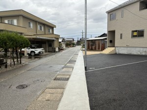 富山市婦中町笹倉、新築一戸建ての前面道路を含む現地写真画像です