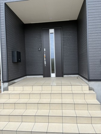 富山市婦中町笹倉、新築一戸建ての玄関画像です