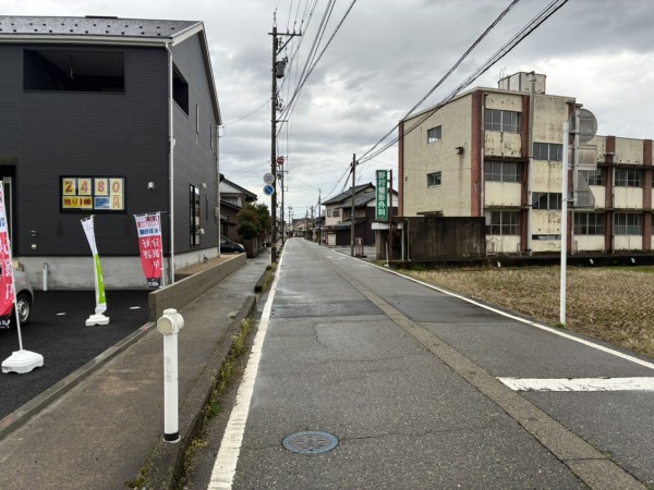 富山市婦中町笹倉、新築一戸建ての前面道路を含む現地写真画像です