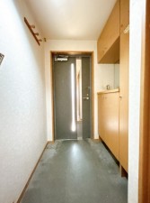 富山市窪本町、マンションの玄関画像です