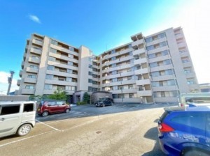 富山市窪本町、マンションの外観画像です