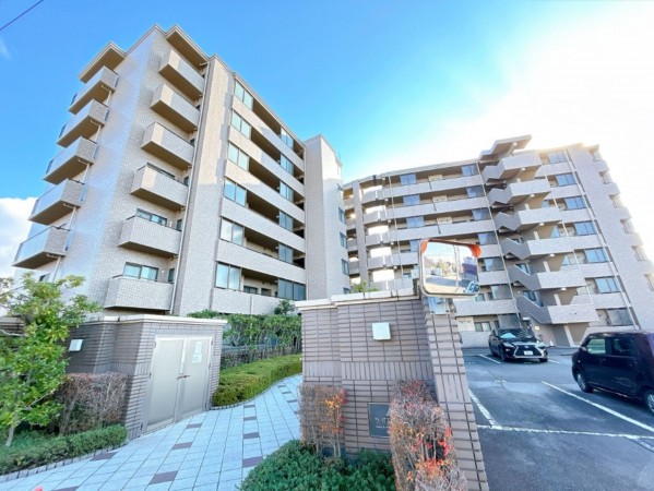 富山市窪本町、マンションの外観画像です